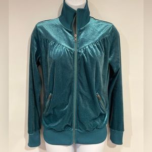 H&M green activewear velvet an “ exclusive “ top💥